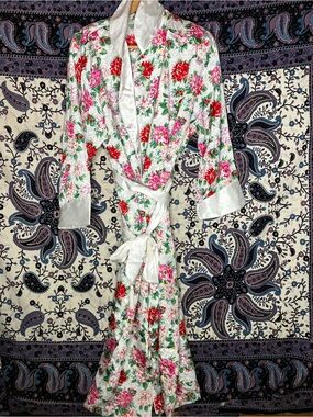 Victorias Secret VTG gold label floral satin robe M /L